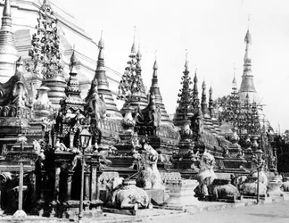 Base de la pagode Shwedagon à Rangoon, Birmanie, vers 1886